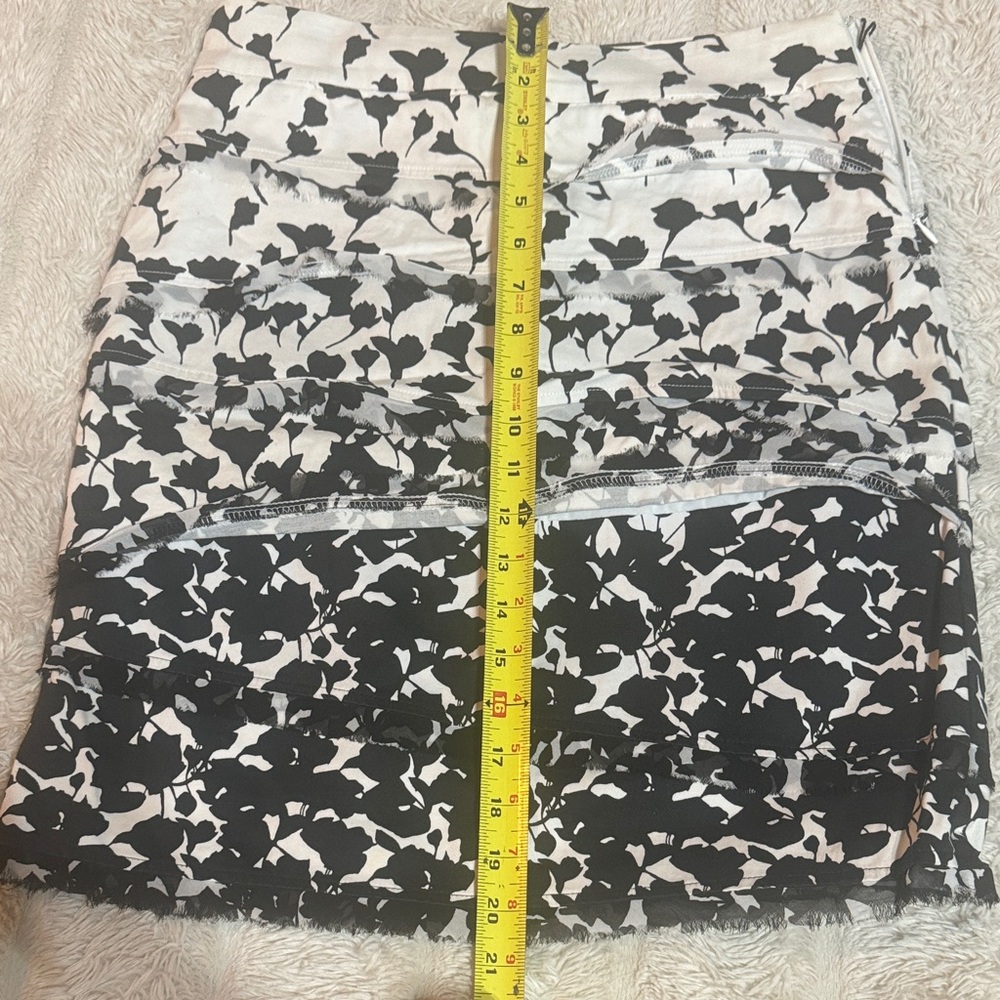 White House Black Market Black and White Patterned Mini Skirt - Picture 6 of 9